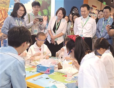 图为在燕山石化红色教育基地展厅内,参加活动的嘉宾们正在观摩“小小科学家”系列实验活动。 (赵欣婕 摄)