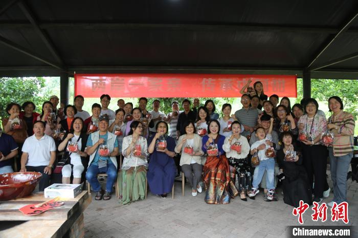 6月7日,四川成都,“我们的中国节”2024年“两岸一家亲 共度中国节”酿米酒品粽子过端午活动。台盟成都市支部 供图
