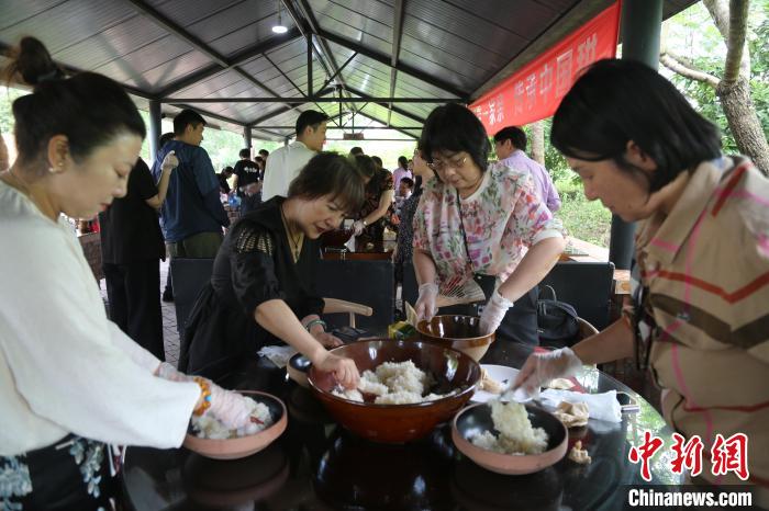 6月7日,四川成都,在蓉台商、台胞、台青、台属代表一起包粽子。台盟成都市支部 供图