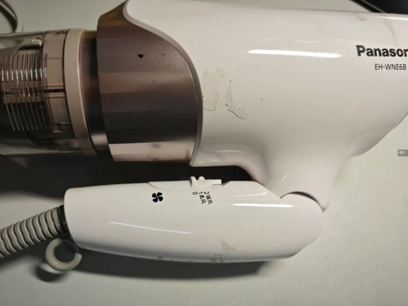 前段时间，吴榆的吹风机被宿管没收，在保证会把吹风机“带离学校”后，她才领了回来