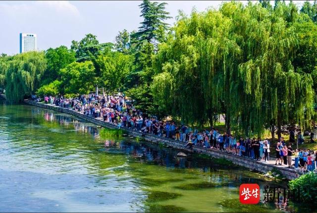 游客为选手加油 常成 摄