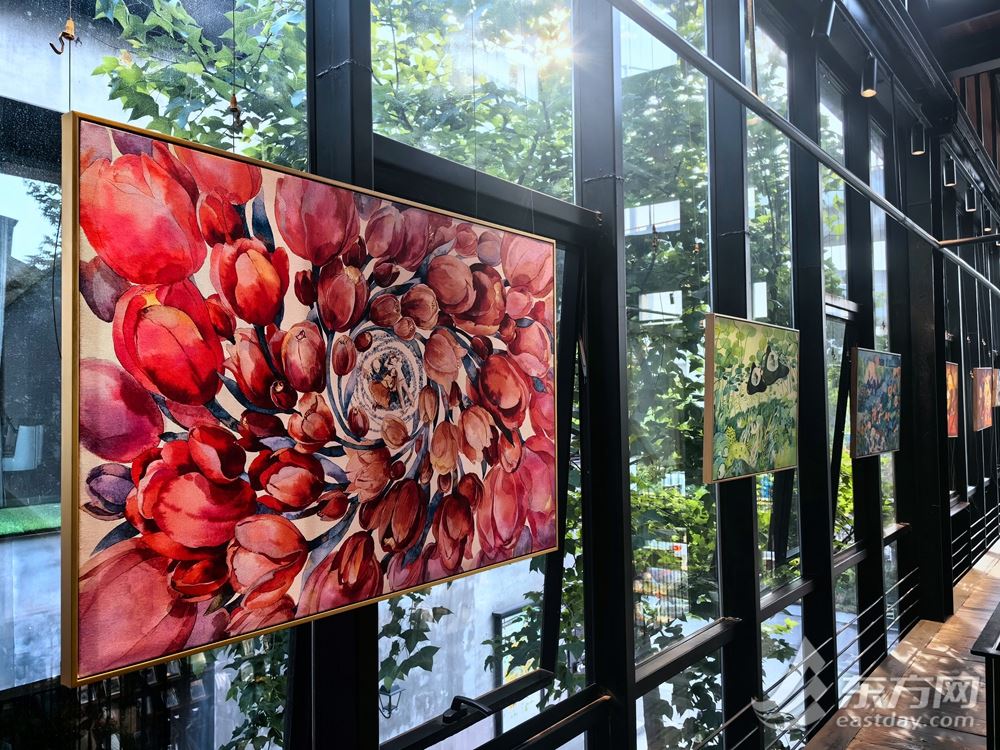 图片说明：书店二楼幕墙上的画展 曾炟摄