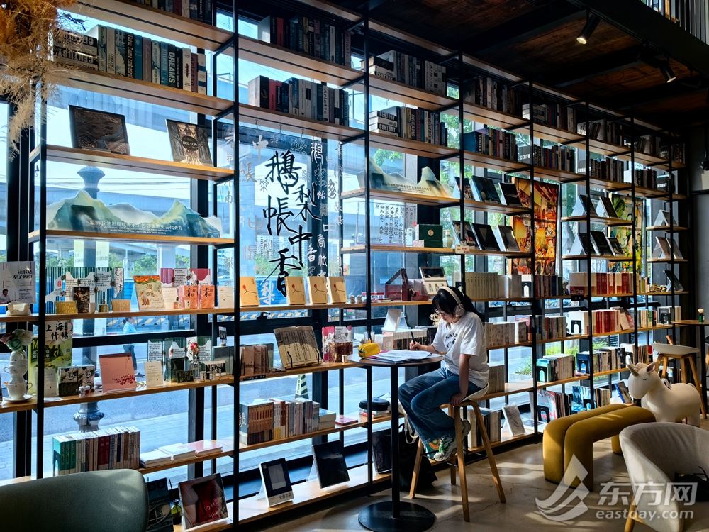 图片说明：书店里读书学习的人 曾炟摄