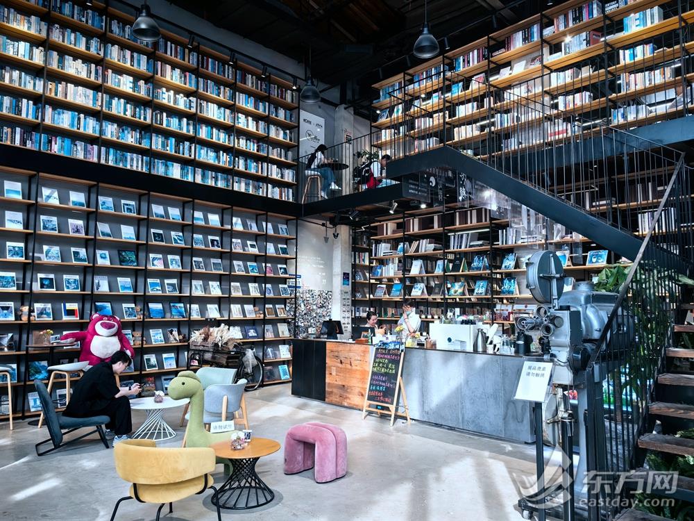 图片说明：走进书店，一大片书墙，映入眼帘 曾炟摄