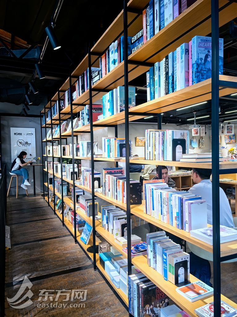 图片说明：书店里读书学习的人 曾炟摄