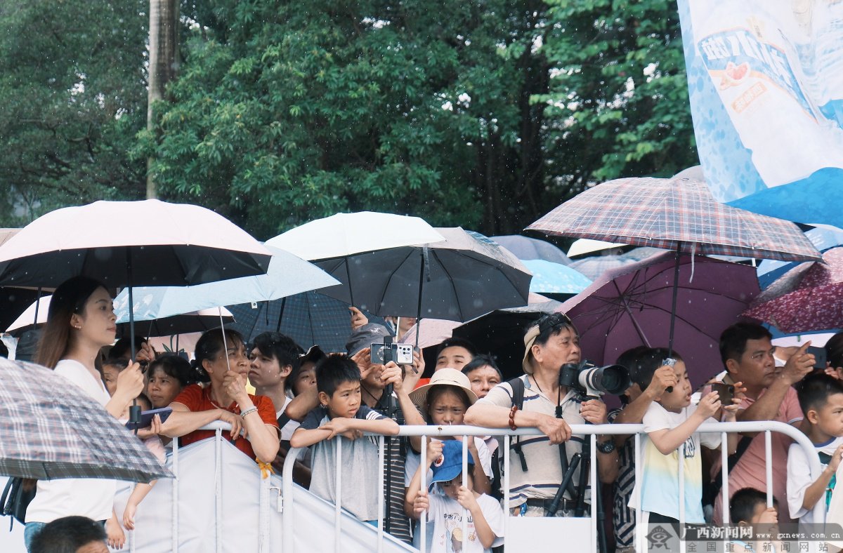 大雨也无法阻挡观众们的热情。记者 胡戴炜 摄