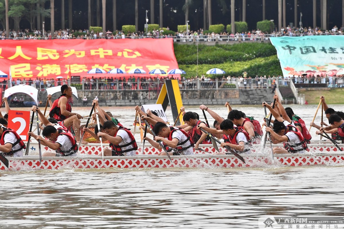 参赛选手们挥臂划桨、提桨破水。杜佳徽 摄