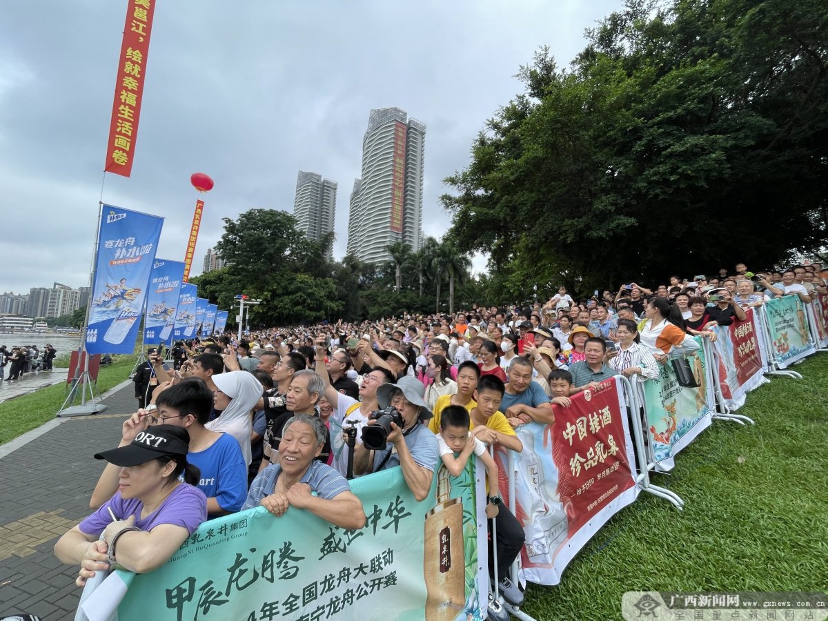 邕江两岸观赛区域挤满了观众。记者 胡戴炜 摄