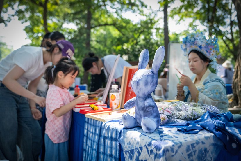 游客在明孝陵景区体验民俗。中山陵园管理局供图