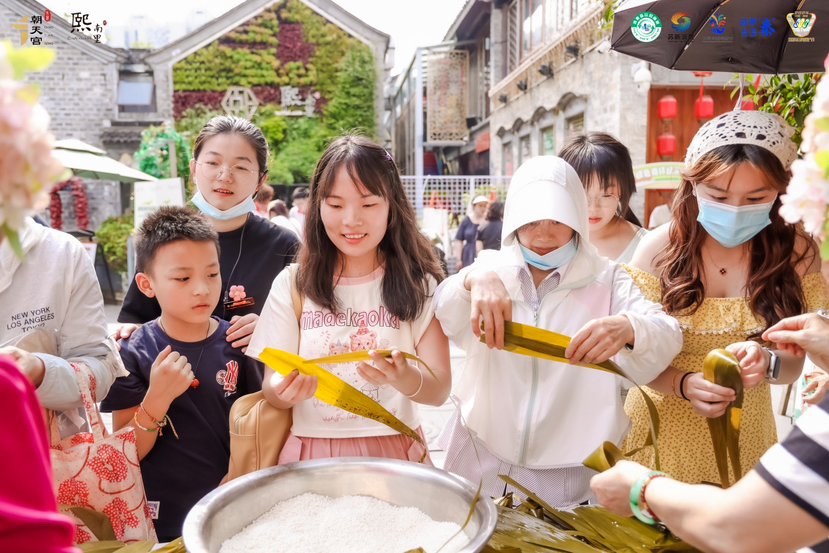 市民游客在熙南里包粽子