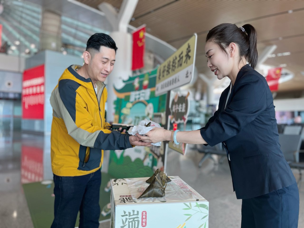 (鄂尔多斯机场供图)