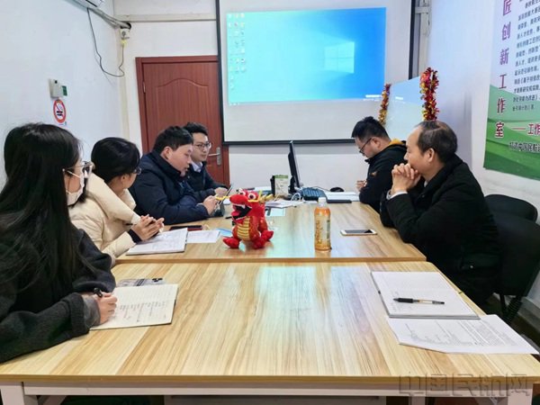 杨宗渠带领同事们进行气象研判会议