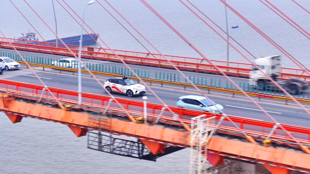 無人自動駕駛汽車平穩駛過武漢白沙洲大橋。新華社發