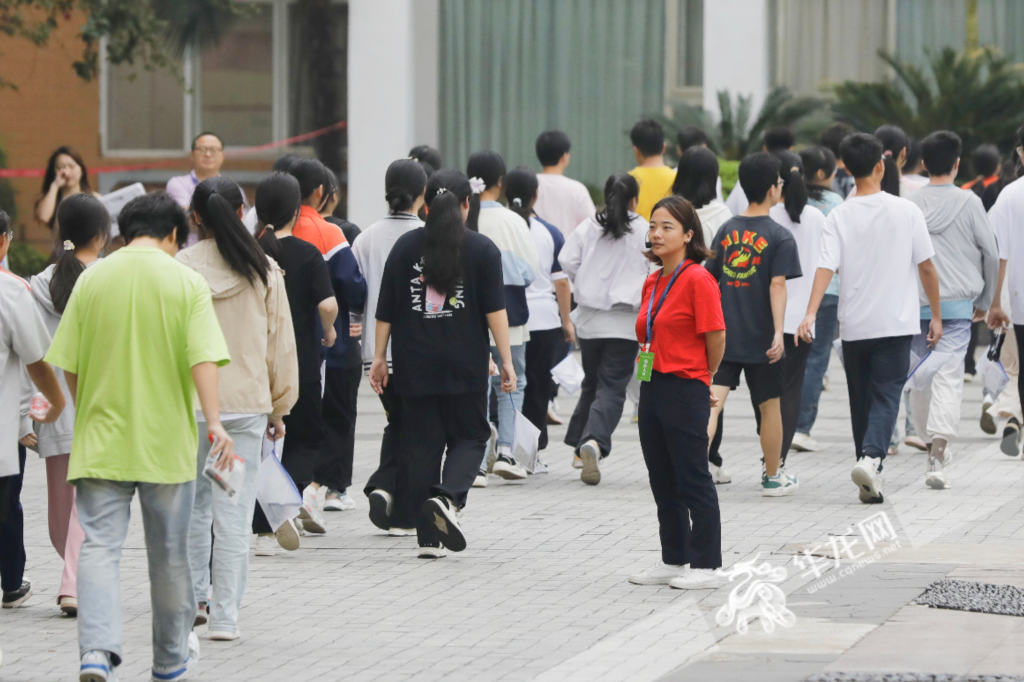 6月12日,兩江育才中學考點,考生們正在進考場。華龍網記者 石濤 攝