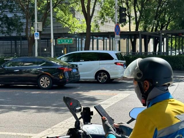 6月12日,北京,一名配送员正配送货物。刘胤衡/摄