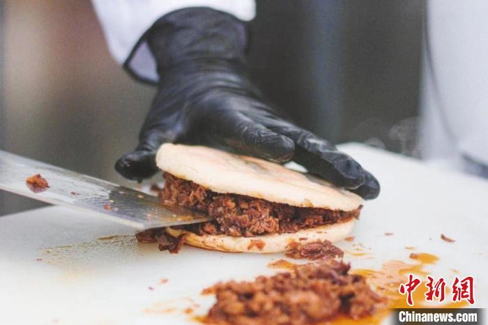 開在意大利米蘭華人街上的中國小吃店「饃」(Mo Sarpi)製作的肉夾饃。(受訪者供圖)
