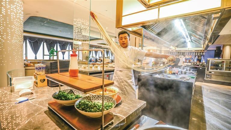 观金城精品牛肉面店的拉面师傅展示拉面技艺 □兰州日报社全媒体记者 胡淼山 摄