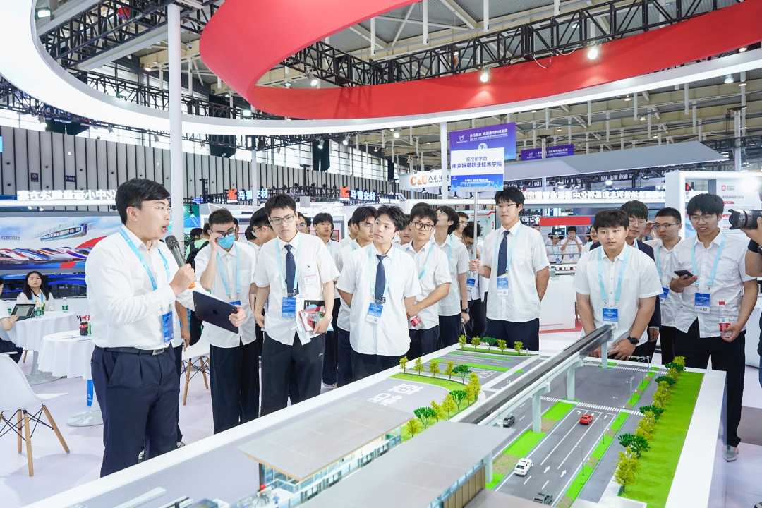 ↑图为中国中车工作人员介绍城市轨交解决方案。(资料图片)