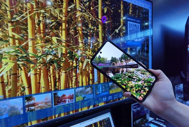 在虚拟公园内,“走”到固定点位,可以掏出手机尝试身临其境。 陈玺撼摄