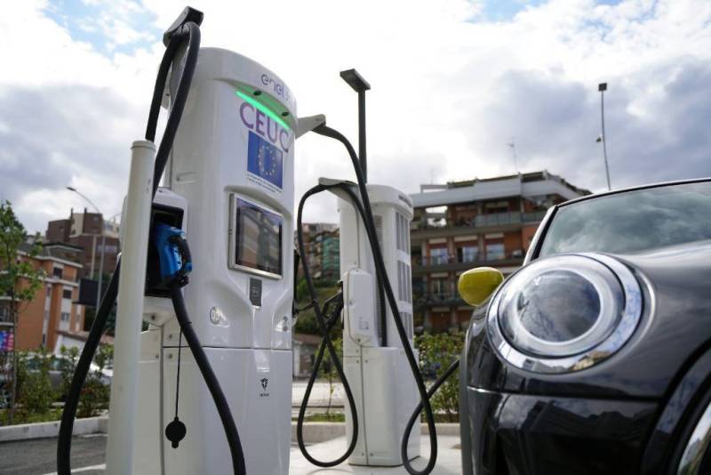 ▲資料圖:2021年10月9日,車輛在位於羅馬的意大利國家電力公司設立的Enel X快充站充電。圖/新華社