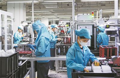 在廣東東莞一家通信公司,多位技術工作人員在總裝車間工作。新華社記者 徐嘉懿攝