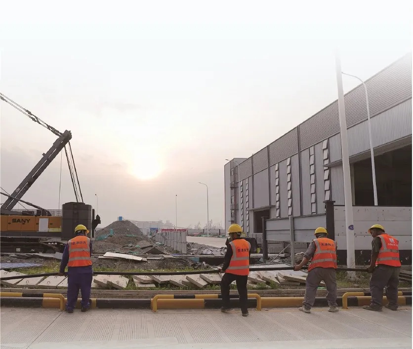 6月11日傍晚，實行彈性工作製的天津市濱海新區建築工人在戶外作業。