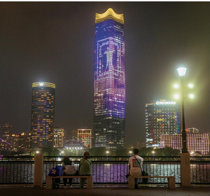 上海國際電影節即將開幕,白玉蘭廣場上演主題燈光秀。 本報記者 張挺 攝