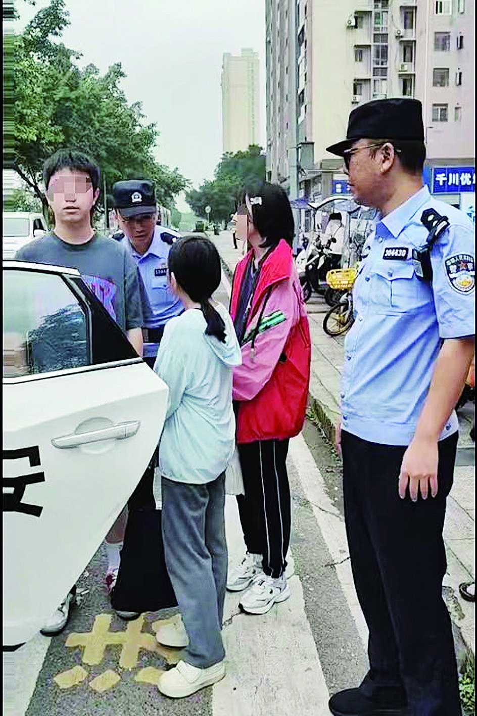 民警護送三名考生前往大學城三中考場