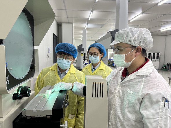农行宁波前湾新区支行客户经理在宁波云德半导体材料有限公司车间了解企业生产情况。资料照片