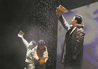 圖為清華大學原創話劇《馬蘭花開》的演出現場。新華社記者 王申攝