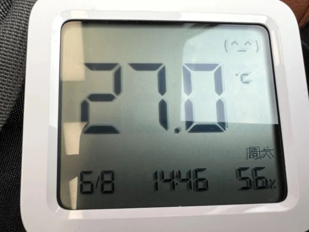16号线弱冷车厢测温27℃