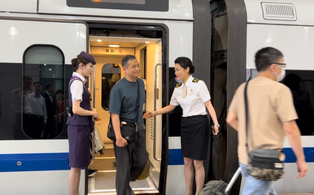 6月16日早上,D908次列车从香港抵达上海虹桥站,旅客陆续下车。