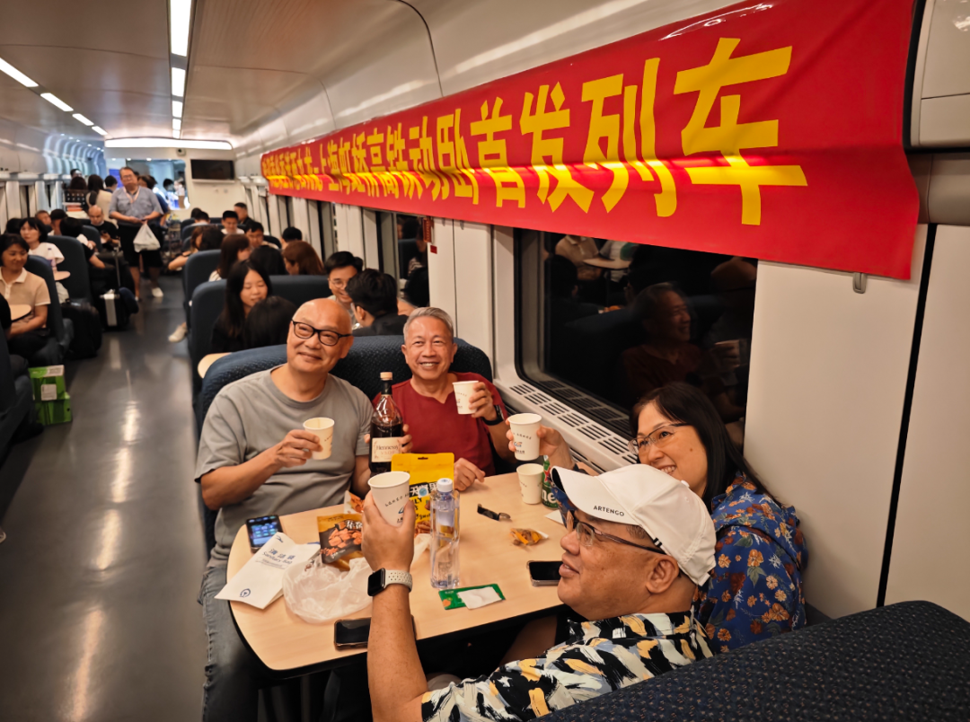 6月15日,乘客在香港西九龙至上海虹桥D908次高铁动卧列车上合影留念。新华社 图