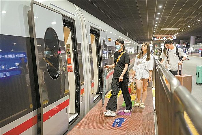 ▲6月15日,在深圳北站,乘客陸續登車。深圳晚報記者 嚴文婷 實習生 馬旭 攝