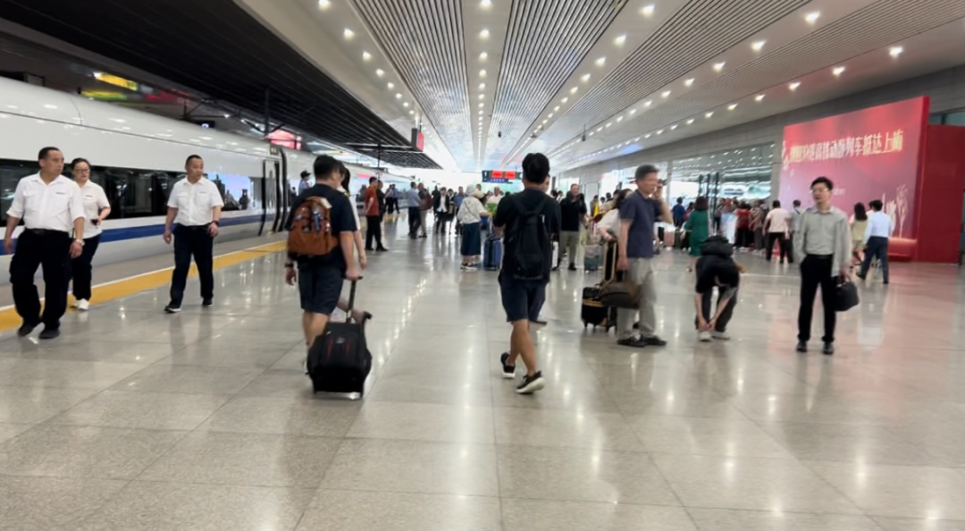 6月16日早上,首趟自香港西九龙站出发的D908次列车到达上海虹桥后,旅客陆续走上站台。