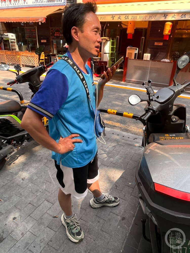彭鬆林正在接聽訂單單主的電話