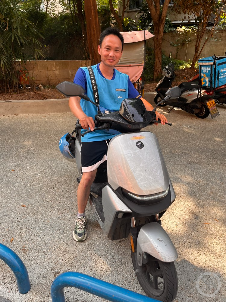 彭鬆林和他的小電單車,腳上穿著孩子和妻子剛送來的生日禮物——一雙帥氣舒適的運動鞋