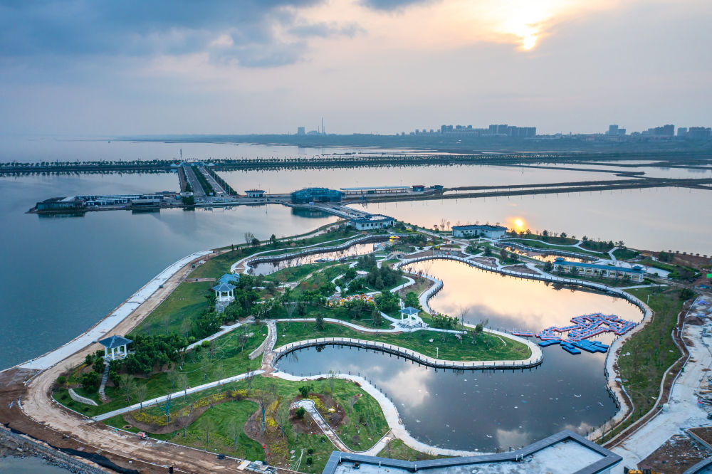 2024年4月30日拍摄的运城盐湖全面提升改造项目现场(无人机照片)。