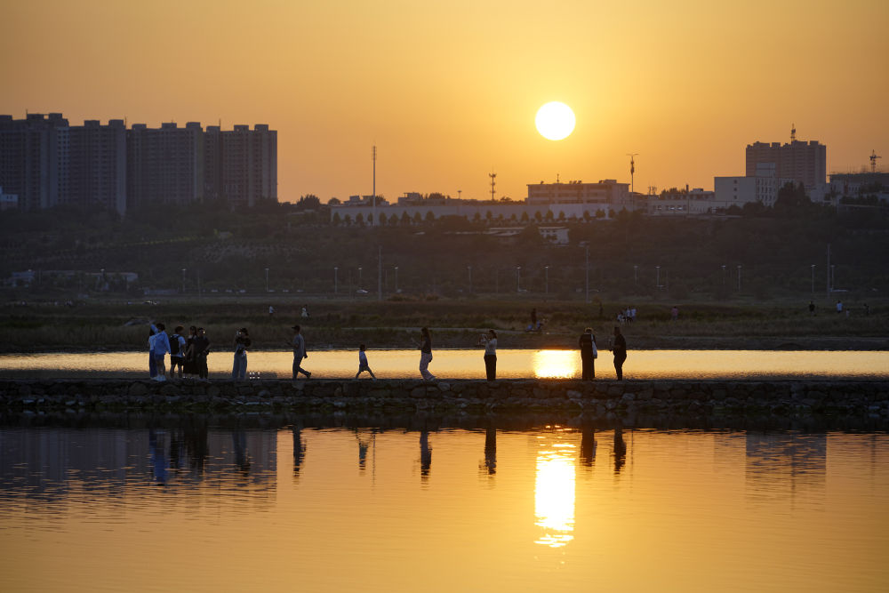 2024年5月27日,游客在运城盐湖游览。