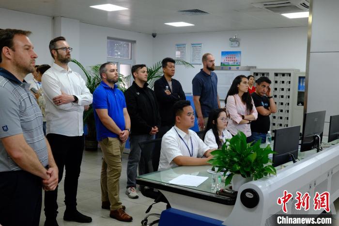 6月16日,广东广州,美国青年企业家参观南航物流基地。中新社记者 蔡敏婕 摄