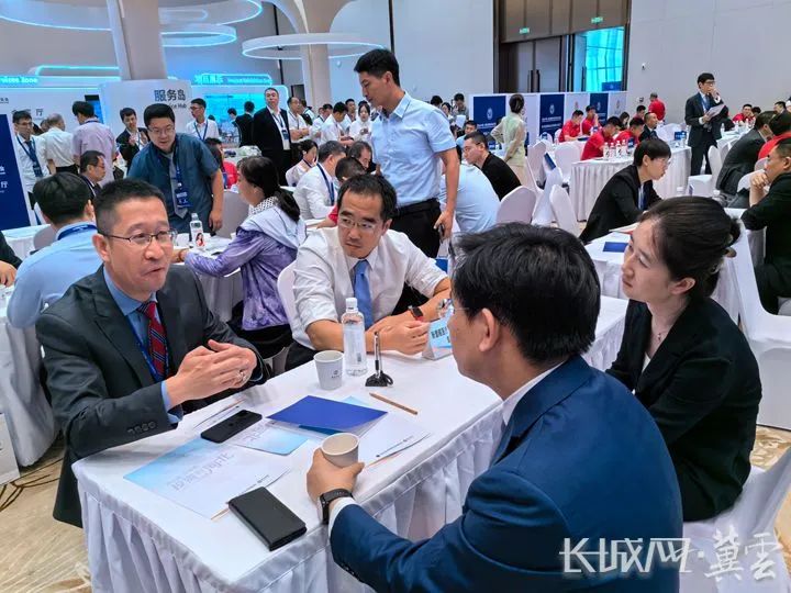 王保东博士（左一）与相关企业进行对接洽谈。河北经济日报记者 吴新光 摄