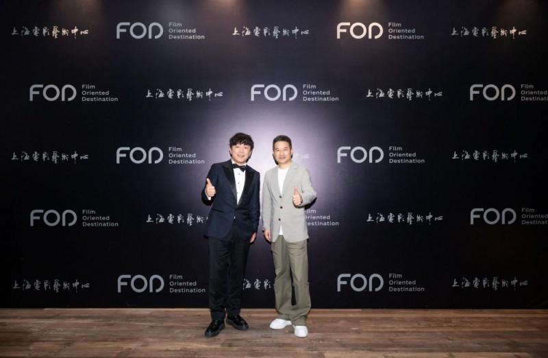 【图注:左一:知名演员、装置艺术家、开幕展演艺术总监黄渤,右一:上海电影集团党委书记、董事长王健儿】