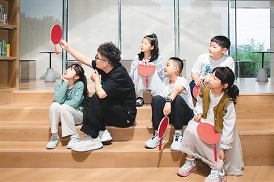 浙江東陽以共富工坊建設為契機,開展非遺實踐課,吸引廣大青少年打卡體驗。王鵬翔攝