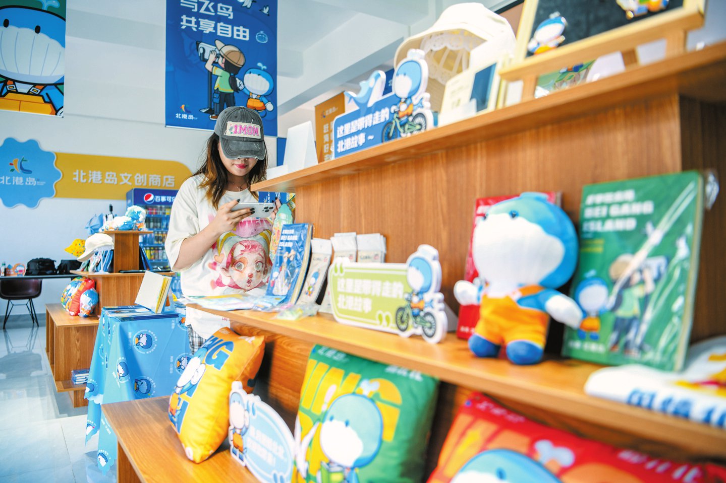 在演丰镇北港村游客中心,市民游客选购文创产品。海口日报报记者 杨鹤 摄
