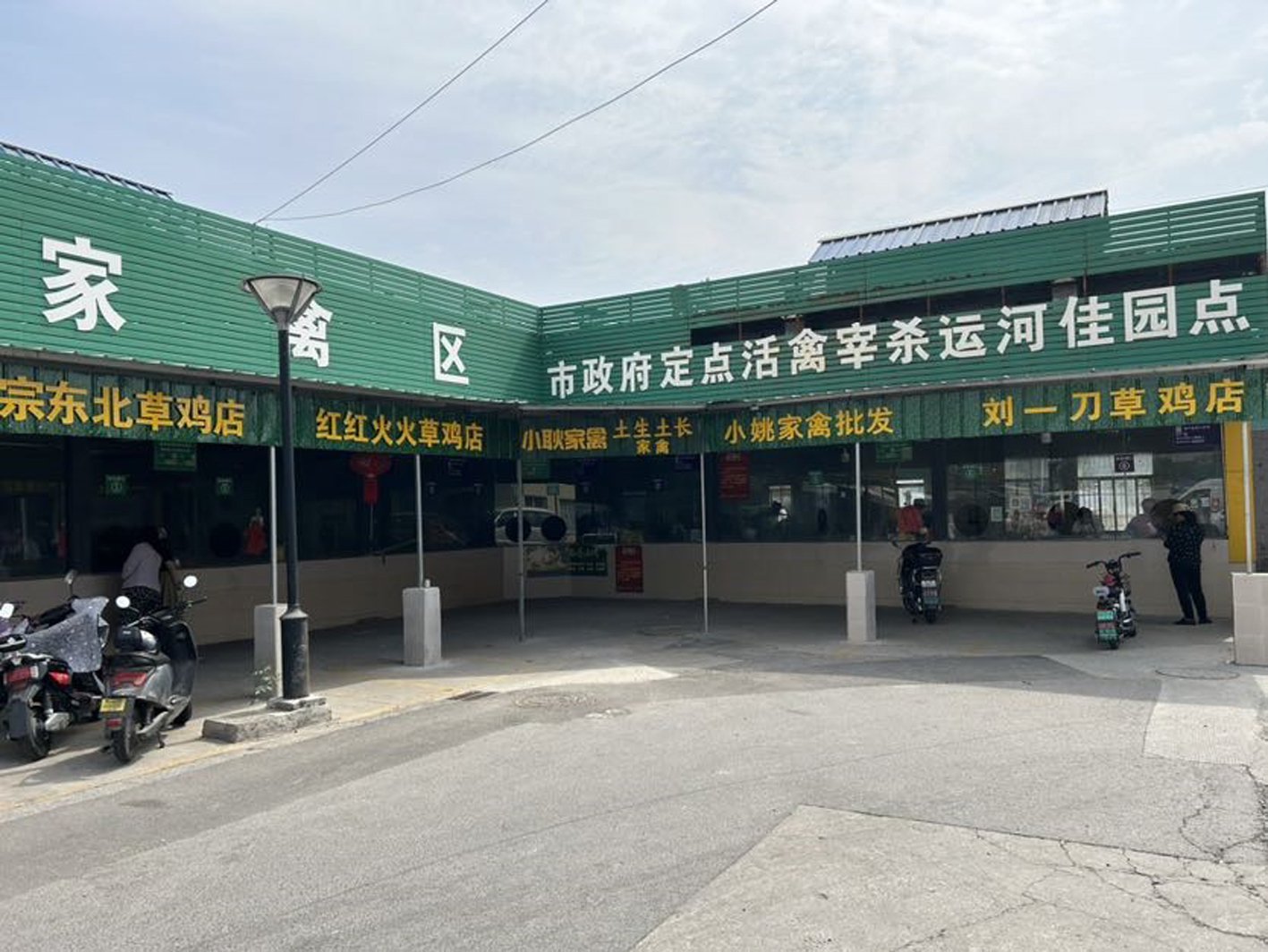 运河佳园农贸市场家禽区环境大幅改善。陈晨 摄