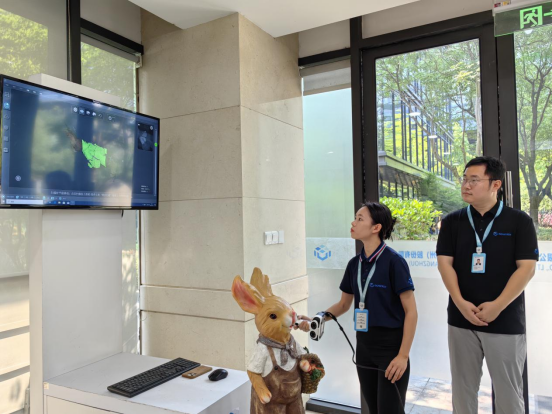 图为思看科技工作人员进行产品演示 记者吴丛司 摄
