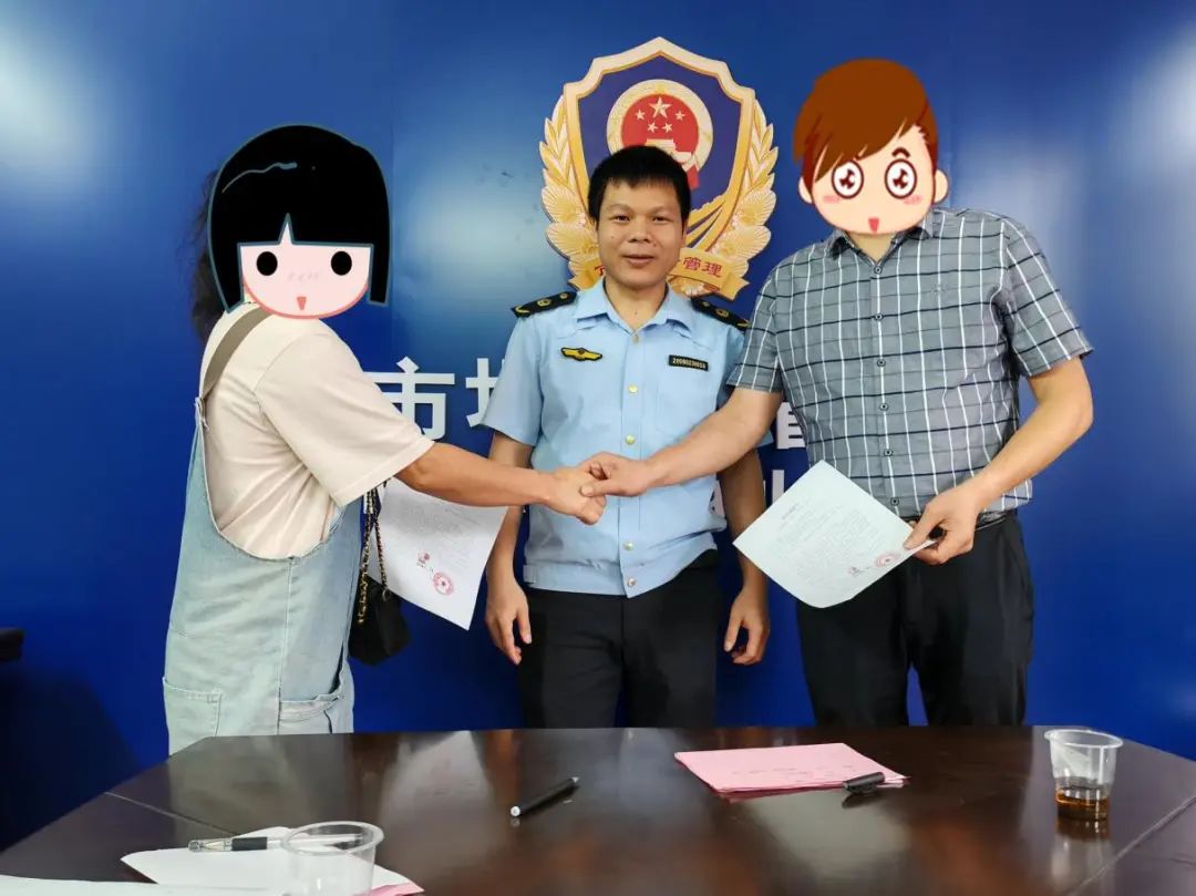 图为超市代表和赵女士亲属在市场监管工作人员见证下“握手言和”。