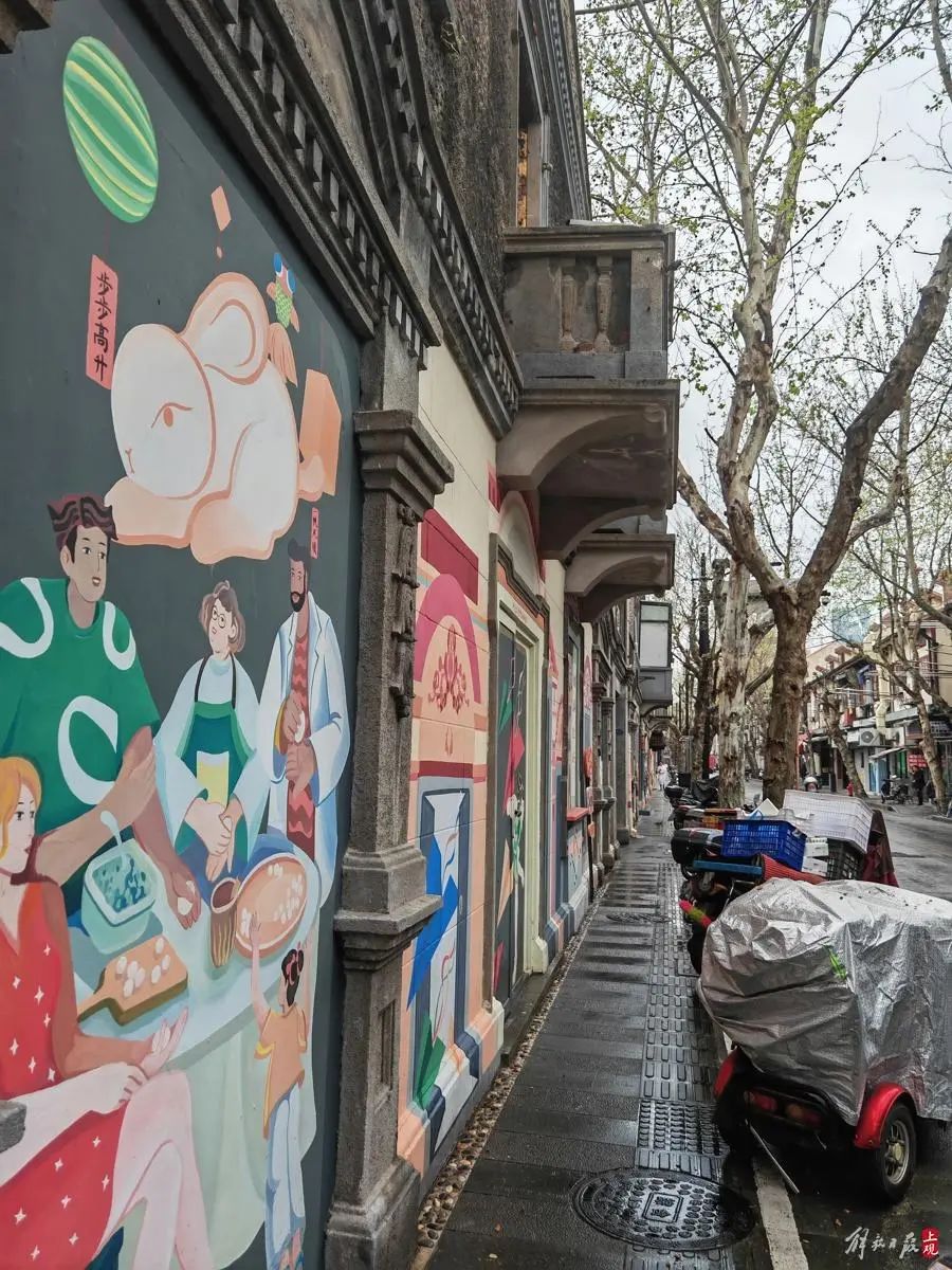西成里旧改地块（淡水路段）围墙在去年绘上了墙绘，带动了小路的人气。唐烨摄