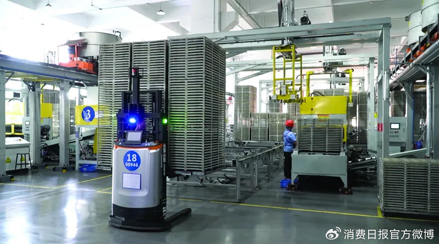 图为榄菊智慧工厂车间内自动化设备正在运行。