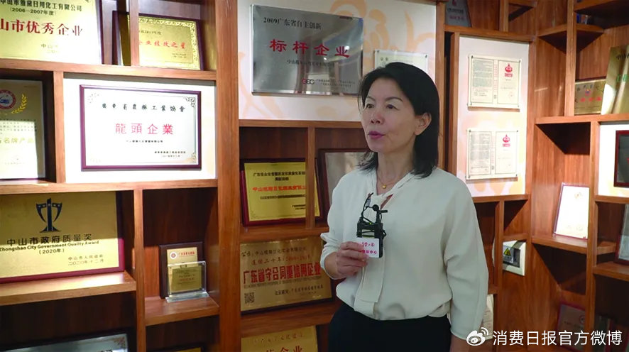 图为中山榄菊日化实业有限公司总裁吴鹰花正在接受记者采访。